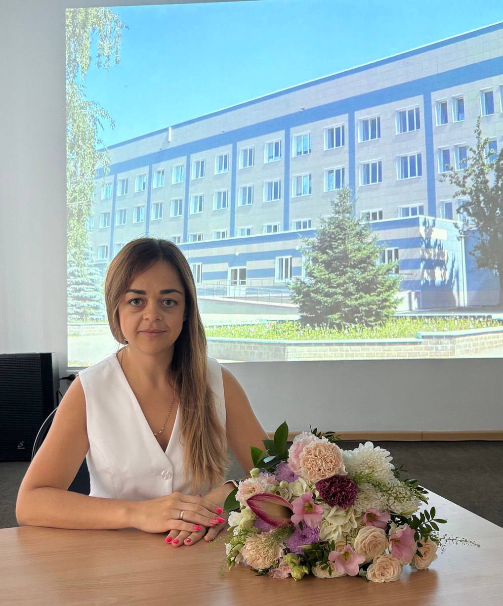 После коррупционного скандала в Алексеевской ЦРБ сменился главврач  Оксана Мясоедова с 2013 года на протяжении десяти лет работала терапевтом в больнице. С 2015 года по 2023 год исполняла обязанности заведующей отделением врачей общей практики поликлиники, после чего была назначена на  должность заместителя главного врача по медицинскому обслуживанию населения.  С 28 мая медик возглавила больницу в качестве исполняющей обязанности главврача, а 28 июля была утверждена в должности.  Экс-главврач больницы Елена Жигулина обвиняется в хищении бюджетных средств на сумму более 770 тысяч рублей. Женщина руководила медорганизацией с 2023 года до возбуждения уголовного дела в мае 2025 года.     Поддержать бустом