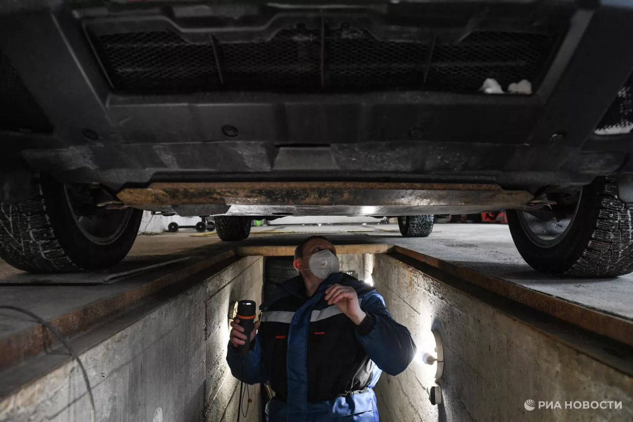 Для защиты автомобиля от сколов и коррозии из за дорожных реагентов стоит регулярно его мыть покрывать кузов защитной пленкой и наносить керамическое спецпокрытие рассказал РИА Новости эксперт НТИ Автонет Игорь Мишин Помимо видимой части машины необходимо позаботиться и о защите днища для чего подойдут битумные и резинобитумные мастики жидкий пластик восковые и масляные компоненты а также холодное цинкование Подписаться на РИА Новости экономика Все наши каналы