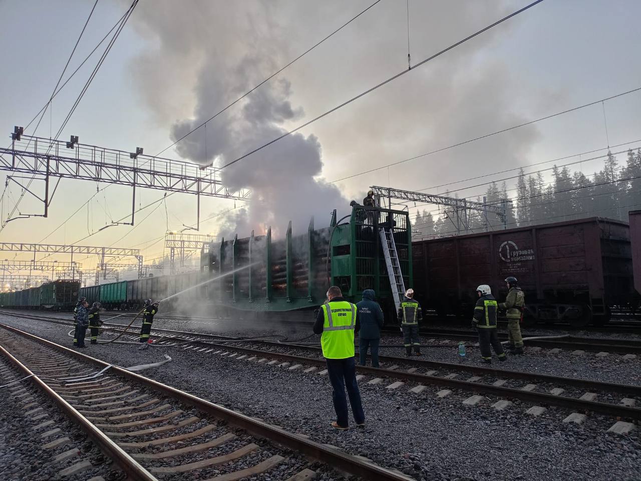 В районе Ленинградской области на станции Каменогорск-1 возник пожар в вагоне грузового поезда. К счастью, никто не пострадал, и движение поездов не было нарушено. Проверка была организована Северо-Западной транспортной прокуратурой.