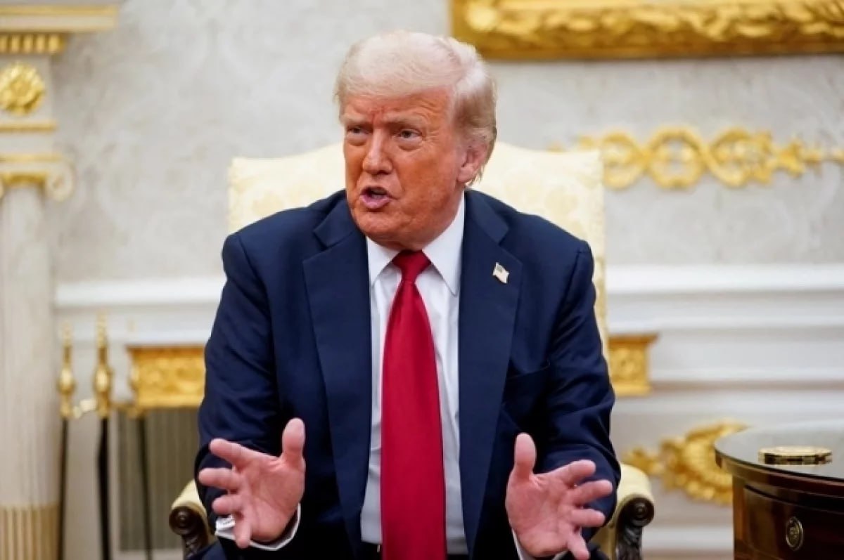 FT: Трамп не собирается уменьшать размер пошлин против ЕС ниже 15-20% В ходе торговых переговоров с ЕС президент США Дональд Трамп требует установить минимальные пошлины на европейские товары в диапазоне 15-20 процентов. Об этом сообщает издание Financial Times со ссылкой на знакомые с ситуацией источники. «Ужесточение позиции президента США направлено на проверку болевого порога ЕС», — говорится в публикации. Также Вашингтон рассматривал возможность заключения соглашения с ЕС, предусматривающего базовый тариф в размере десяти процентов на основную часть товаров. Сообщается, что Трамп остался недоволен последним предложением Европы по снижению пошлин на автомобили. Фото: Reuters / Все каналы АиФ