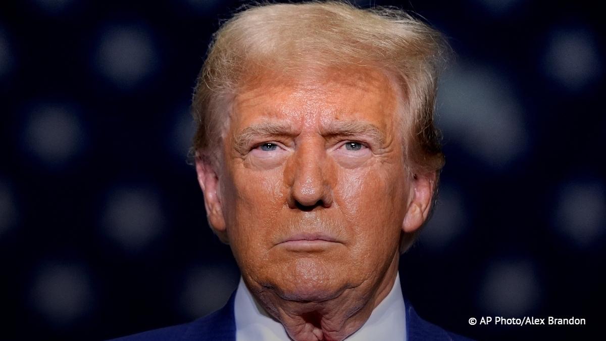 Трамп заявил что Вашингтон введет против Канады таможенные пошлины в размере 100 если Оттава заключит торговую сделку с Китаем