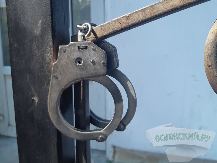 Снимал склады с боеприпасами: УФСБ подозревает волгоградца в госизмене Сотрудники УФСБ по Волгоградской области возбудили уголовное дело о государственной измене ст.275 УК РФ . Фигурантом выступает 50-летний волгоградец, выступивший против СВО. Как сообщили Волжский.ру в пресс-службе УФСБ по региону, с 2017 года мужчина являлся сторонником террористической организации и подписчиком проукраинского телеграм-канала. Он предложил администратору канала свою помощь в предоставлении сведений против безопасности РФ. Установлено, что в конце 2024 года волгоградец произвел видеосъемку складов с боеприпасами на территории Волгограда. Подробнее на Волжский.ру: