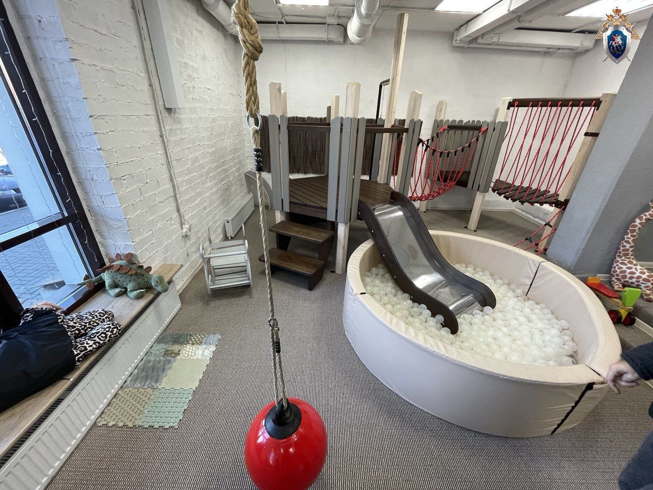 Суд приостановил работу челябинской детской комнаты где пострадали два ребенка Речь идет об игровой комнате фотостудии Василисины сказки Ее закрыли из за нарушений пожарной безопасности В ходе проверки выяснилось что объект не обеспечен огнетушителями на лестницах нет поручней с двух сторон Также отсутствуют аварийное освещение инструкция о порядке действия дежурного персонала при получении сигналов о пожаре техническая документация на системы противопожарной защиты Осенью в этой игровой комнате пострадали два ребенка В сентябре травму позвоночника получил 4 летний мальчик В ноябре в игровой комнате пострадала 6 летняя девочка Она получила травму в виде рваной раны щеки СК возбудил уголовные дела Подписаться на канал ЕАН Челябинск