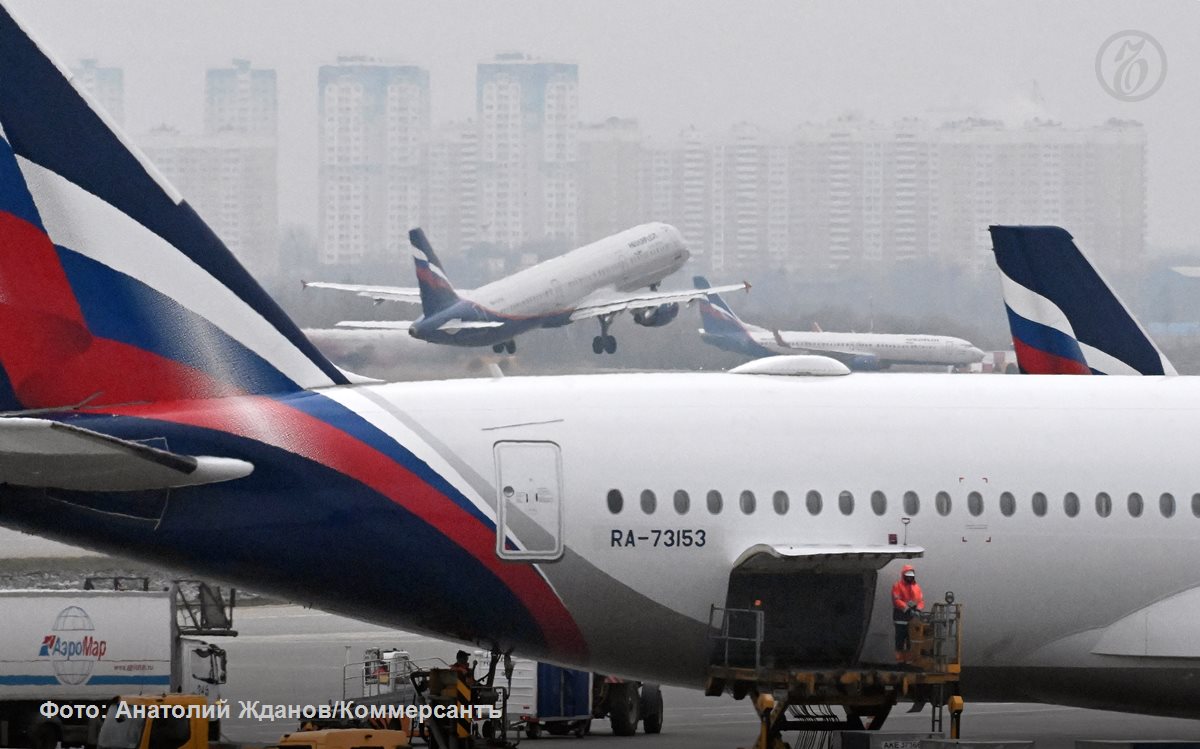 Аэрофлот забрал в мокрый лизинг последний летающий Airbus А330 у чартерного перевозчика iFly рассказали источники Ъ 24 летний самолет выполняет рейсы из Москвы во Владивосток и Хабаровск В конце 2024 года перевозчик отдал Аэрофлоту три A330 Но у одного из них построенного в 2009 году по данным Ъ в конце 2025 года сломался двигатель Всего из за проблем с запчастями в России не летает более трети дальнемагистральных бортов В мире широкого фюзеляжа в четыре раза меньше чем узкого и двигатели для них найти труднее Ъузнал