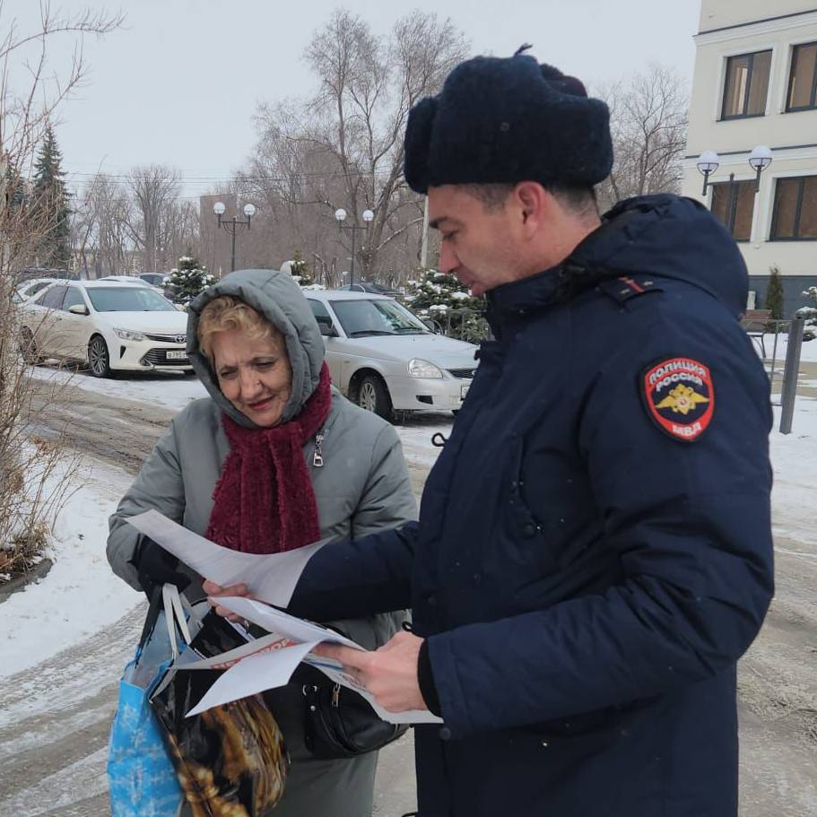 Участковые уполномоченные полиции Отдела МВД России по г. Черкесску в очередной раз провели акцию, направленную на профилактику преступлений, совершаемых с использованием информационно-коммуникационных технологий  Полицейские рассказали жителям г. Черкесска о наиболее распространенных способах обмана, которыми пользуются мошенники. В ходе бесед гражданам вручаются памятки.   Современные средства связи - мобильные телефоны, электронная почта - делают нас все более уязвимыми для обмана.   Особенно подвержены обману пожилые люди.   Во-первых, у них имеются сбережения, которыми стремятся завладеть мошенники.   Во-вторых, очень многие пожилые люди одиноки, крайне нуждаются в общении и внимании, их восприятие информации становится менее критичным.     Ни в коем случае не следует выполнять требований и просьб, поступающих с неизвестных номеров мобильных и стационарных телефонов от неизвестных лиц, совершать любые платежные операции по данным просьбам.   ‍ Пресс-служба МВД по КЧР