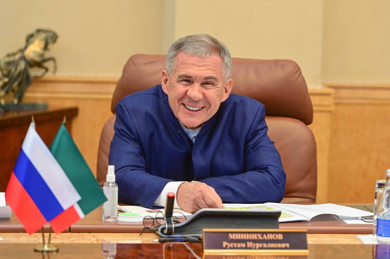 Рустам Минниханов принял участие в открытии Центра фехтования в Казани В Казани открылся новый Центр фехтования В торжественной церемонии приняли участие Раис Татарстана Рустам Минниханов президент Федерации фехтования России Ильгар Мамедов и мэр города Ильсур Метшин Об этом сообщили в пресс службе Раиса РТ Центр находится на улице Короленко и оснащён двумя просторными универсальными залами тренажёрным залом удобными раздевалками с душевыми и санузлами а также медицинским кабинетом Пропускная способность комплекса превышает 100 человек По прибытии Рустам Минниханов встретился с олимпийскими чемпионками Наилей Гилязовой и Мартой Мартьяновой которые прославили казанскую школу фехтования Подробнее на сайте Подписаться Сообщить новость