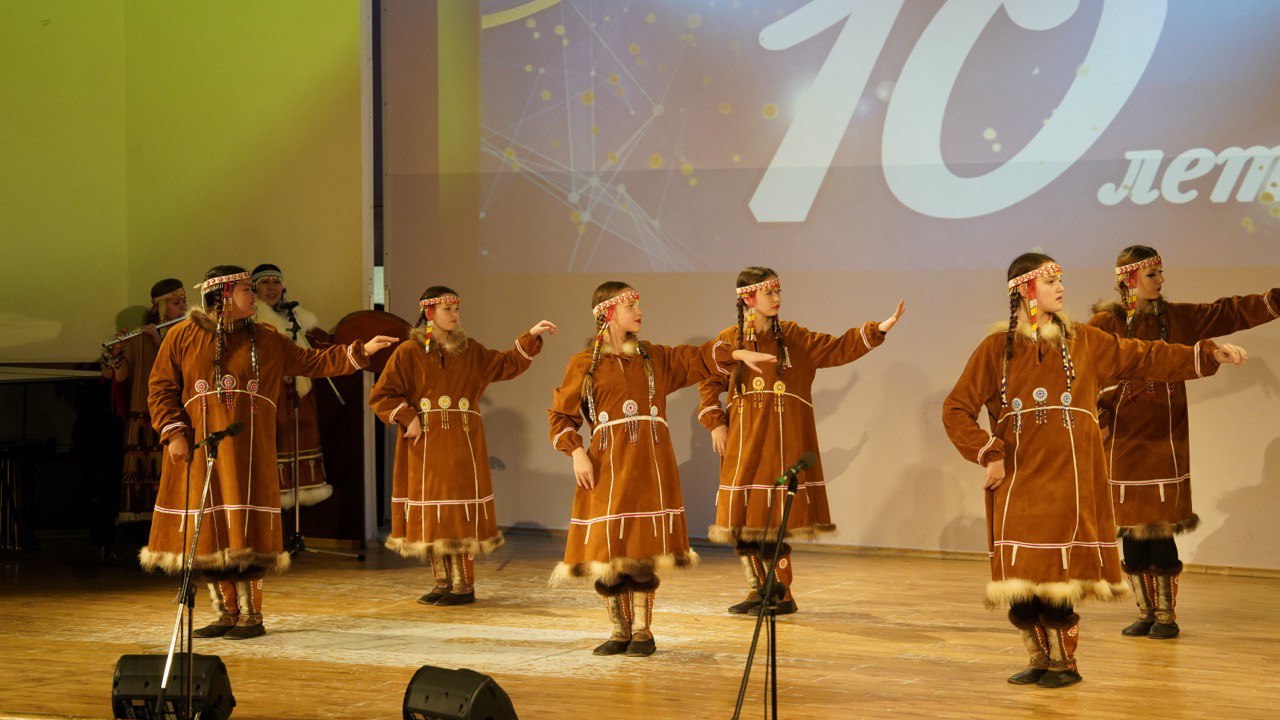 Юные дарования Камчатки собрались в колледже искусств Юбилейный концерт Россыпь талантов 2025 объединил на одной сцене учащихся детских музыкальных школ школ искусств студентов Камчатского колледжа искусств и воспитанников творческих центров Программа вечера отличалась жанровым и стилевым многообразием На сцене сменяли друг друга солисты и ансамбли Зрители оценили масштабные ансамблевые номера Лирической кульминацией вечера стало авторское стихотворение Ксении Смирновой Кусочек лета а яркой финальной точкой выступление образцового детского ансамбля танца Конфетти с композицией Четыре двора