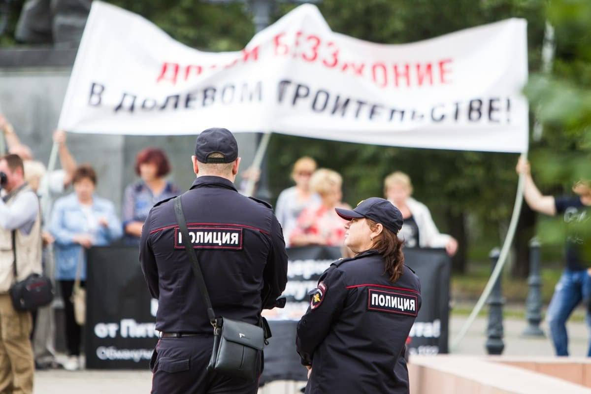 В Ростовской области застройщик обманул 92 дольщика и украл 190 миллионов — получил 5,5 лет колонии. В Аксае директор строительной фирмы пошёл под суд за то, что почти десять лет собирал деньги с будущих жильцов, но ничего им не построил. С 2013 по 2022 год он заключал договоры с людьми на квартиры в доме на улице Мира — всего с 92 дольщиками. Как установили в суде, мужчина не собирался исполнять свои обещания. Все собранные от граждан деньги — а это больше 190 миллионов рублей — он просто присвоил и потратил по своему усмотрению. Аксайский районный суд признал застройщика виновным по статье «Мошенничество в особо крупном размере» ч. 4 ст. 159 УК РФ . Его приговорили к 5 годам и 6 месяцам колонии общего режима. Пока приговор не вступил в законную силу. Об этом сообщили в прокуратуре Ростовской области. Ставьте смайлы — так видно, как вы относитесь к таким «строителям». А если у вас есть друзья, которых тоже обманывали с жильём — скидывайте им пост. Новости №1 в Ростове Прислать новость/фото