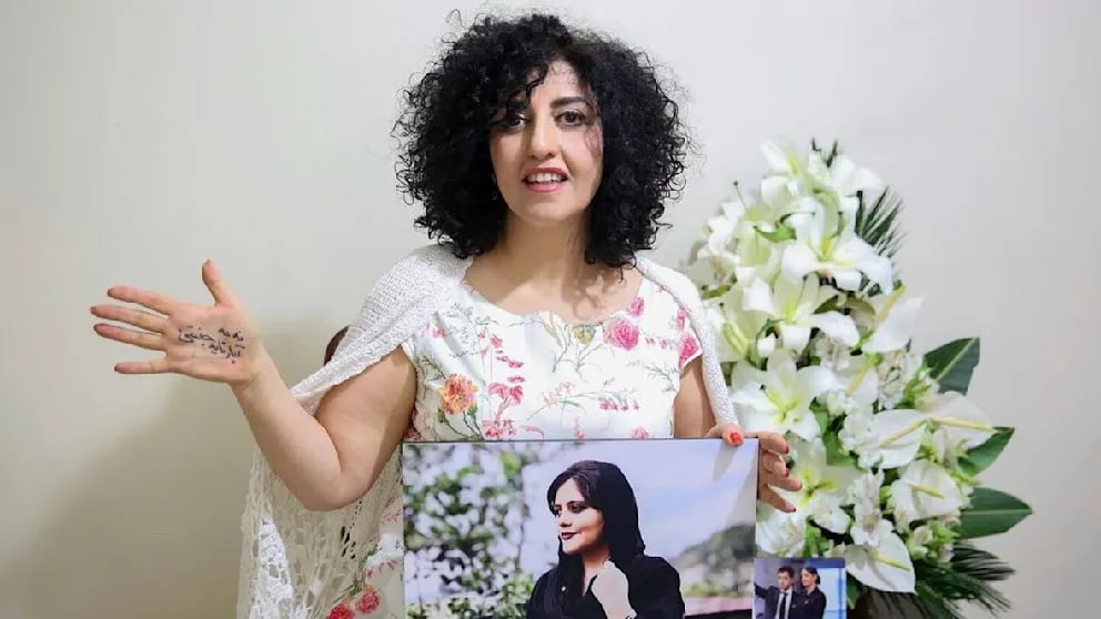 Иранские власти посадили в тюрьму лауреата Нобелевской премии мира Лауреат Нобелевской премии мира Наргес Мохаммади как сообщил её адвокат Мостафа Нили приговорена к шести годам тюремного заключения Иранский суд объявил её виновной в собрании и сговоре с целью совершения преступлений Кроме того суд наложил на неё двухлетний запрет на выезд из страны Но и этого недостаточно По словам Нили Мохаммади также приговорили к полутора годам лишения свободы за пропагандистскую деятельность Кроме того её собираются сослать на два года в город Хосф в восточноиранской провинции Южный Хорасан По иранскому праву приговоры не суммируются а приводятся в исполнение одновременно Есть надежда что Мохаммади из за проблем со здоровьем может быть временно освобождена под залог для прохождения лечения Кроме того приговор ещё не вступил в силу и может быть обжалован сказал Нили Мохаммади хорошо знакома с судебной системой Ирана за последние 25 лет она неоднократно представала перед судом и несколько раз находилась в заключении В 2023 году за свою неустанную борьбу за права человека она была удостоена Нобелевской премии мира Получить награду лично она не смогла от её имени это сделали двое её детей BILD Russian