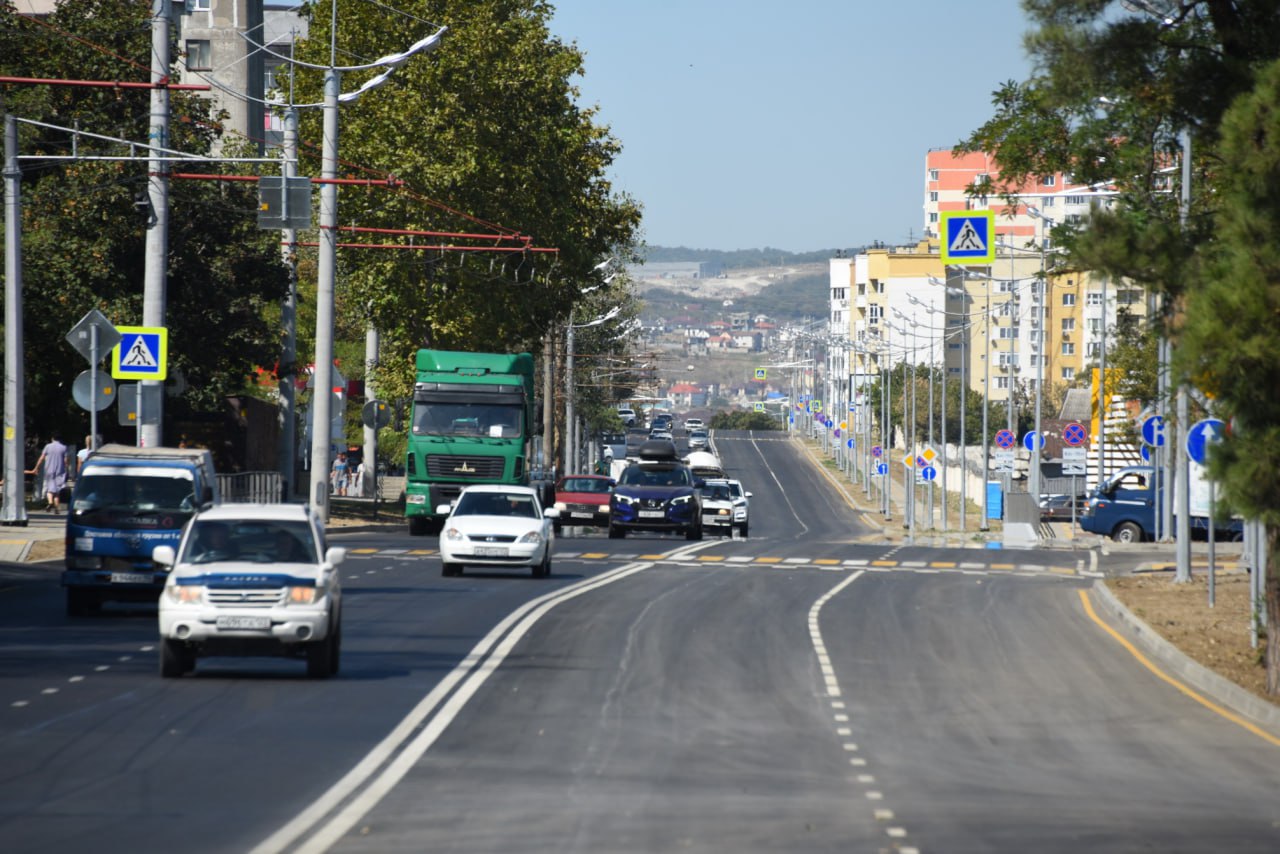 Где будут ремонтировать дороги и какие новые маршруты общественного транспорта появятся в Новороссийске В ходе горячей линии 30 октября замглавы Новороссийска Александр Гавриков рассказал о развитии общественного транспорта и ремонте дорог Дорожные работы  Обустройство развязки на пересечении проспекта Дзержинского улиц Котанова и Мурата Ахеджака планируется завершить 15 декабря Сейчас идет переустройство сетей связи водоснабжения завершен комплекс работ по подготовке газопровода к переврезке  Реконструкция улиц Котанова и Шоссейной На Котанова создание безопасной среды для пешеходов Шоссейная станет четырехполосной  Улица Горького  Подъезд к станице Раевской и на подъезде к Абрау Дюрсо Новые маршруты общественного транспорта Троллейбус 16 который свяжет железнодорожный вокзал с улицей Южной автобус 16А от ул Кутузовской до ул Хопшоносова автобус 43 от ул Кутузовская до ул 8 я Гвардейская автобус 107 от ст Раевской до п Верхнебаканский Подвижной состав будет обновляться В 2025 году 51 маршрутка заменена на транспорт средней вместимости в 2026 году обновят 80 маршруток МУП МПТН в 2026 году планирует закупку 5 автобусов до 2030 года не менее 50 новых троллейбусов