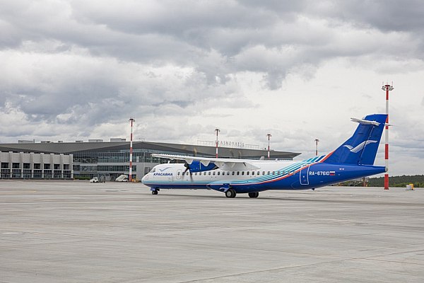 В Красноярске арестовали двух сотрудников авиакомпании за взятку Два сотрудника авиакомпании арестованы в Красноярске за взятку в 500 тысяч рублей за умышленное превышение объема груза и числа пассажиров при выполнении рейса что позволило коммерческой фирме сэкономить около 2 8 миллионов рублей Об этом сообщает Прайм со ссылкой на данные регионального главка СК РФ По данным следствия в августе сентябре 2024 года два сотрудника авиакомпании действуя сообща превышали тоннаж груза и количество пассажиров при выполнении рейса Это позволило коммерческой компании избежать дополнительных затрат на сумму 2 8 миллионов рублей За это фигуранты дела получили взятку в размере 500 тысяч рублей от представителя коммерческой компании Также ведомство уточняет что действия сотрудников авиакомпании предоставивших недостоверную информацию о количестве груза и пассажиров привели к перегрузке воздушного судна aviaru net n288964