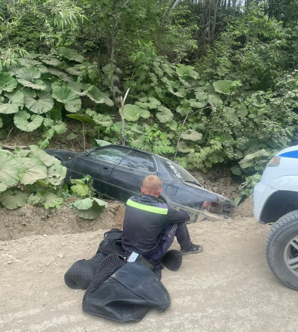 Грустит водитель: его «Toyota Vista» нашла приют в канаве холмского села    30 июня около дома №1 по улице Центральной Пятиречья 38-летний рулевой слетел с проезжей части в придорожные лопухи.    Прибывшие на место полицейские обнаружили отсутствие прав у водителя и наличие признаков опьянения: невнятная речь, шаткая походка, запах алкоголя. Мужчина дунул в алкотестер, и прибор подтвердил его подшофе — 1,266 мг/л в выдыхаемом воздухе.    В отношении водителя составлен административный материал по ч. 3 ст. 12.8 КоАП РФ, сообщает госавтоинспекция Холмска. Ему грозит административный арест на срок от 10 до 15 суток или штраф в размере 45 000 рублей.    В ДТП пострадал только автомобиль, который увезли на спецстоянку.  ———   :     Прислать нам новость: