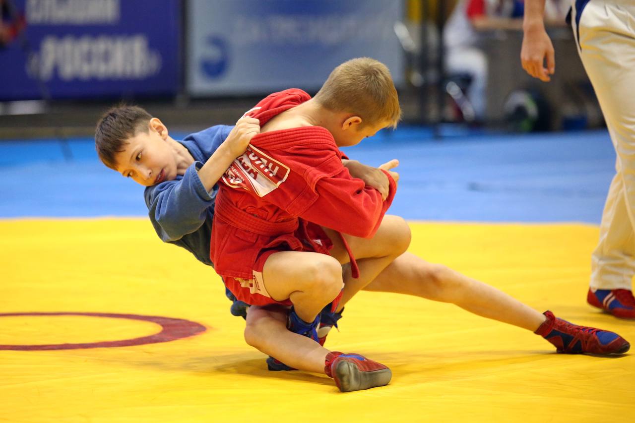 Сахалинцев приглашают на Всероссийский день самбо Всероссийский день самбо отметят в Южно Сахалинске трёхдневными соревнованиями  Физкультурное мероприятие состоится в легкоатлетическом манеже ул Горького 39 и продлится с 14 по 16 ноября  В первый день награды состязаний будут оспаривать мальчики и девочки 2015 2017 годов рождения 15 ноября юноши и девушки 2013 2014 годов рождения а 16 числа состоятся поединки между спортсменами 2011 2013 годов рождения  Ежедневно начало в 10 00 Финальные поединки стартуют также каждый день в 17 00 Церемония открытия мероприятия пройдёт 14 ноября в 12 00 Вход свободный