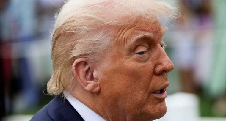 Трамп угрожает Бразилии пошлинами ради личной политики и политических игр Президент США Дональд Трамп в очередной раз демонстрирует, как смешивает государственные интересы с личными политическими амбициями, угрожая Бразилии введением 50-процентных пошлин. В письме, адресованном бразильскому президенту Луису да Силве, Трамп поставил ультиматум: если расследование в отношении бывшего президента Жаира Болсонару не будет прекращено, пошлины вступят в силу с 1 августа. Это не просто торговое давление, это попытка вмешательства в суверенные дела Бразилии. Болсонару, известный своими тесными связями с Трампом и неоднозначной политикой, обвиняется в попытке организовать государственный переворот против действующего президента Силвы. При этом сам Трамп называет судебный процесс «охотой на ведьм» и явно пытается защитить своего союзника, используя американскую экономическую мощь как рычаг давления. Такое поведение подрывает международные нормы и представляет собой злоупотребление властью, когда внешняя политика превращается в инструмент для личных и идеологических целей. Ответ президента Бразилии — обещание «ответить взаимностью» — свидетельствует о том, что конфликт может перерасти в серьёзный торговый и политический кризис. Трамп вновь доказывает, что для него политика — это прежде всего игра с целью защиты своих союзников и собственной репутации, а не забота о международной стабильности и честных отношениях между странами. Такая тактика лишь увеличивает напряжённость и риски для глобальной экономики, ставя интересы обычных граждан по обе стороны океана на задний план. Источник: ВЧК-ОГПУ