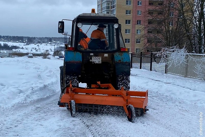 В Череповце для уборки дорог купили ледоруб для трактора Оборудование поступило в Спецавтотранс Это специальный навес для трактора скалыватель   cherinfo ru news 144428 v cerepovce dla uborki dorog kupili ledorub dla traktora