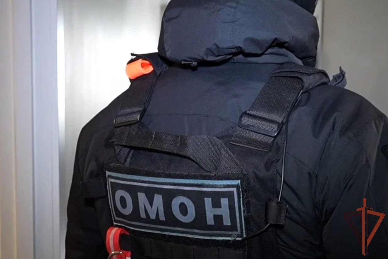 При силовой поддержке ОМОН «Штурм» Управления Росгвардии по Омской области задержан гражданин, подозреваемый в реализации фальсифицированной табачной продукции на сумму более 4 млн рублей В ходе оперативных мероприятий из незаконного оборота изъято 29 тыс. пачек сигарет различного наименования, немаркированных надлежащим образом в соответствии с законодательством Российской Федерации. Возбуждено уголовное дело.
