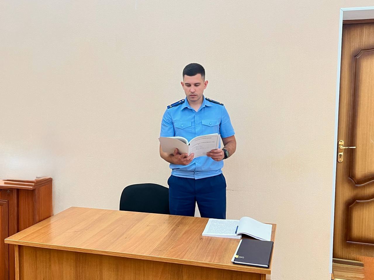 В Александровском округе женщина на 10 лет лишилась свободы за покушение на сбыт наркотиков Прокуратура Александровского района поддержала государственное обвинение по уголовному делу в отношении 57 летней жительницы города Ессентуки Она признана виновной по ч 3 ст 30 п г ч 4 ст 228 1 УК РФ покушение на незаконный сбыт наркотических средств в крупном размере В суде установлено что в марте 2025 года женщина на территории одного из домовладений села Саблинского собрала и высушила незаконно культивируемое ею наркотическое растение После подсудимая расфасовала наркотическое средство каннабис в 7 полимерных пакетов общей массой более 1 2 кг а также части растения содержащие наркотическое средство тетрагидроканнабинол в 10 свертков общей массой более 3 2 кг с целью последующего сбыта Преступная деятельность сбытчицы пресечена сотрудниками правоохранительных органов изъявшими у женщины запрещенные вещества С учетом позиции государственного обвинителя суд назначил подсудимой наказание в виде лишения свободы сроком на 10 лет с отбыванием в колонии общего режима Приговор суда не вступил в законную силу Сайт MAX ТG ВК ОК Обратиться в прокуратуру