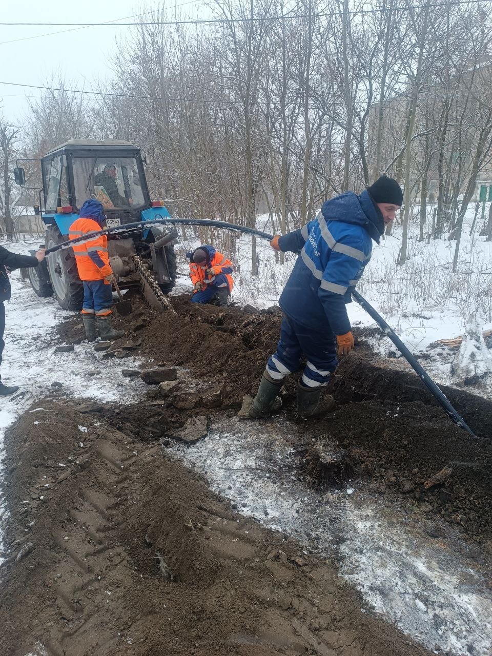 Штаб по тепло- и водоснабжению ДНР:    За 26 февраля устранены 242 аварии на сетях водоснабжения и водоотведения Донбасса. Работали 100 аварийных бригад.     На сетях теплоснабжения за минувшие сутки зарегистрировано 9 аварий, из которых все устранены. В аварийных работах задействовано 10 бригад.     Жителям и в котельные доставлено около 4500 куб. м воды.