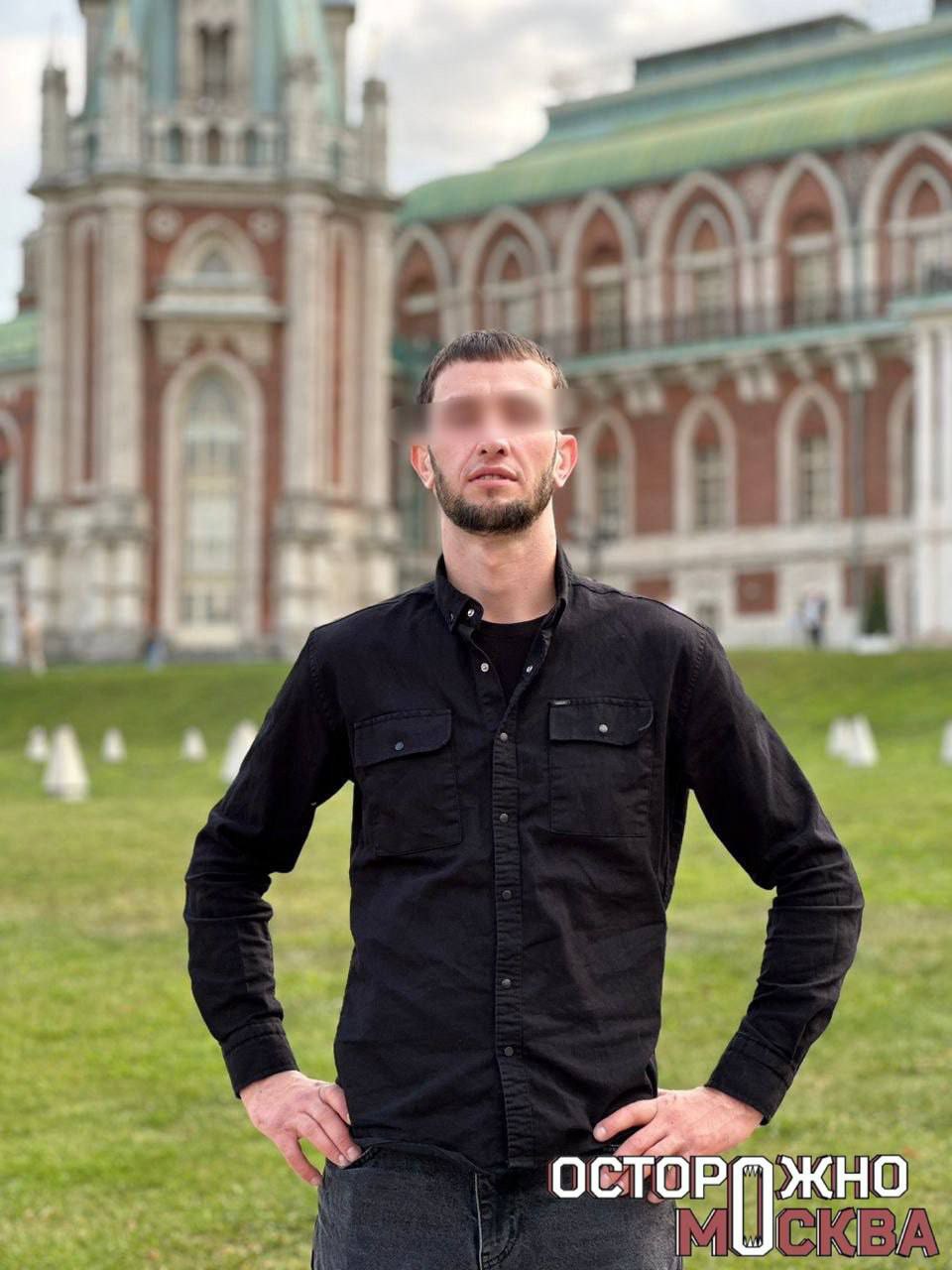 В Москве на 13 суток арестовали мужчину, снимающего девушек в кабинках туалета в ТЦ. Против него завели административное дело о мелком хулиганстве. 35-летнего Артура А., которого в начале мая поймали за съемкой в кабинках женского туалета в ТЦ «Саларис», арестовали на 13 суток. Против мужчины завели дело о мелком хулиганстве. В деле также сообщается, что причиной для ареста стала нецензурная брань в момент задержания и то, что москвич игнорировал замечания сотрудников МВД. Мужчина признал свою вину, он отбывает наказание с 5 мая.
