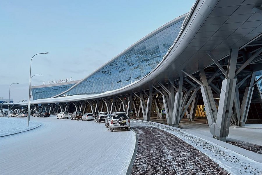 Аэропорт Южно Сахалинска нарастит грузопоток В аэропорту Южно Сахалинска появится новый грузовой терминал резидента ТОР Сахалин который должен заметно нарастить возможности по обработке карго и привлечению новых перевозчиков Инвестор вложит около 1 4 млрд рублей создаст несколько десятков рабочих мест а первые грузы объект начнёт принимать в 2027 году Проектом занимается компания Аэропорт Сервис реализующая его в статусе резидента территории опережающего развития по соглашению с Корпорацией развития Дальнего Востока и Арктики Новый терминал должен повысить качество обработки грузов расширить перечень услуг и сделать аэропорт более привлекательным для авиакомпаний и логистических операторов Сейчас аэропорт обрабатывает порядка 18 тыс тонн грузов в год однако действующие мощности фактически вышли на предел После ввода терминала грузопоток рассчитывают поднять до 26 тыс тонн к 2030 году и до 35 тыс тонн к 2040 му что позволит аэропорту закрепиться в роли ключевого логистического узла Сахалина и Курильских островов Сахалин