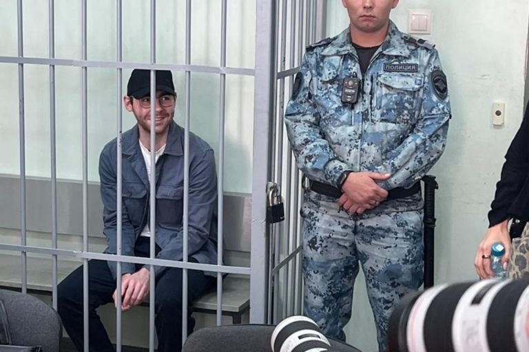 Суд продлил арест редактора Ura ru Дениса Аллаярова Журналист останется под стражей до 28 октября по обвинению в даче взятки Фото ТГ канал Суды Свердловской области Подписывайся на ИА Уральский меридиан