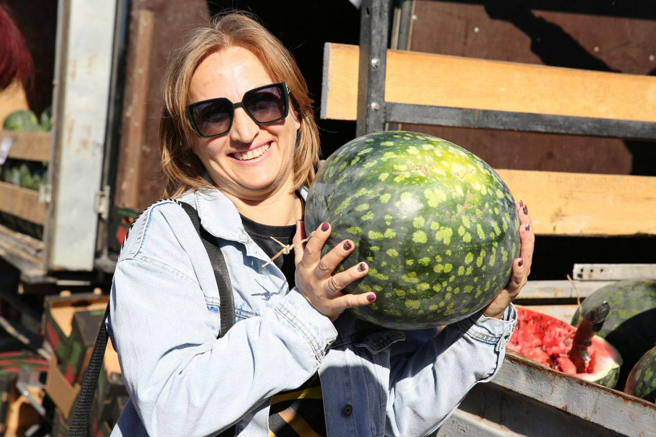 В Астрахани состоялся агрофестиваль  В нем участвовали более 200 аграриев из всех районов региона. На территории СЗК «Звёздный» они организовали тематические подворья с угощениями, ярмарку и выставку сельскохозяйственных животных.  Также здесь прошел фестиваль арбузов. Самым большим оказался арбуз весом 78 кг из Енотаевского района.