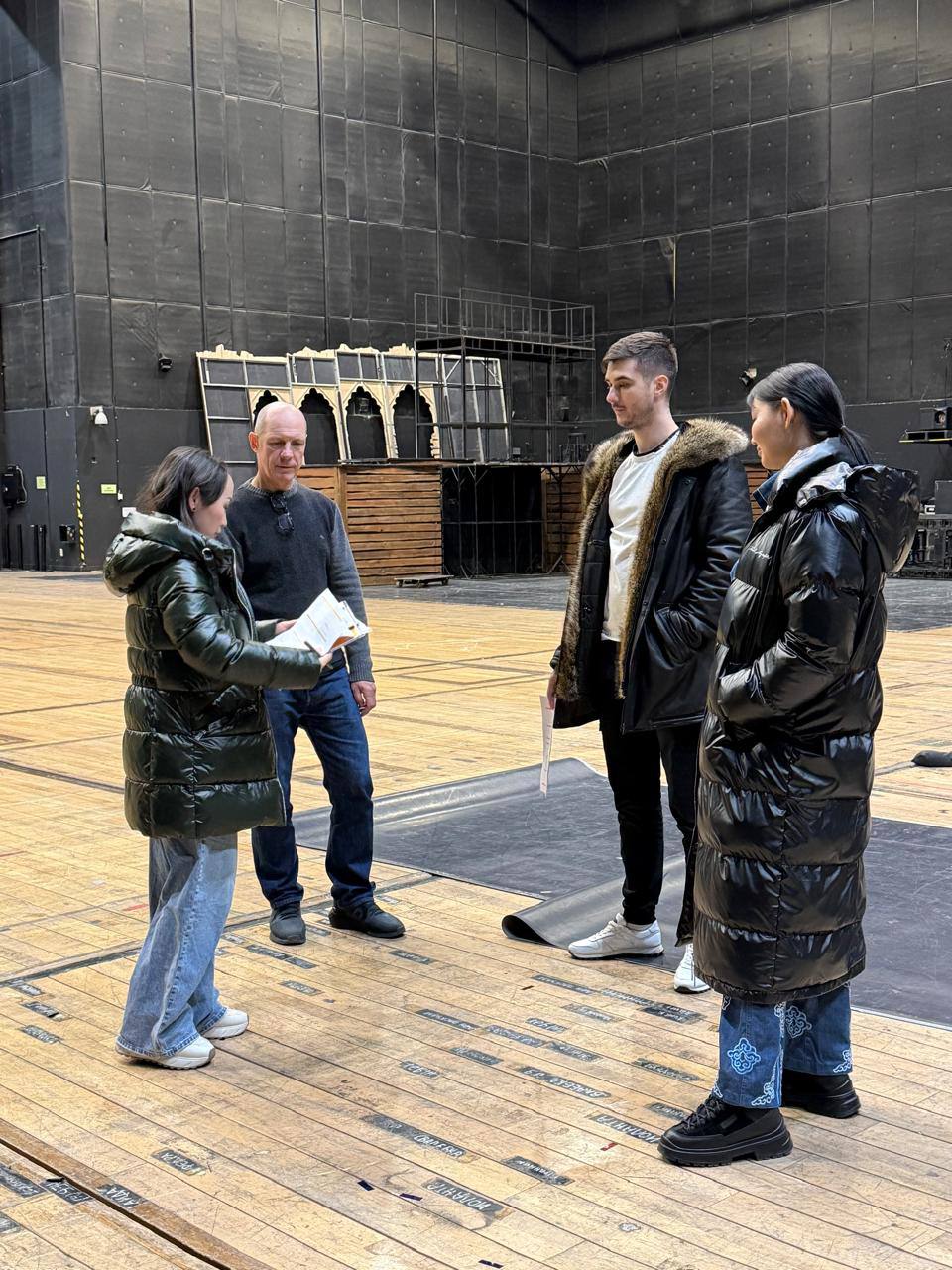 В рамках подготовки к IV Международному Тихоокеанскому театральному фестивалю во Владивостоке Приморскую сцену Мариинского театра посетили представители театра из Монголии Масштабный эпический музыкальный спектакль Хан Монгол войдет в программу фестиваля впервые эта страна будет представлена на фестивале Спектакль содержит много постановочных эффектов он относится к категории сложных в техническом плане Проработка райдера и протоколов привоза и монтажа спектакля займет определенное время поэтому решено было начать этот процесс еще в этом году Продюсер Алтангерель Байяртсетсэг и менеджер проекта по техническим вопросам Джиджидсурен Уранчимег вместе с представителями команды Тихоокеанского фестиваля из Москвы провели обстоятельный осмотр Приморской сцены Мариинского театра Они проверили соответствие ее оснащения и машинерии требованиям технического райдера спектакля зафиксировали все детали и вернулись к себе в театр с полным портфолио для подготовки гастролей