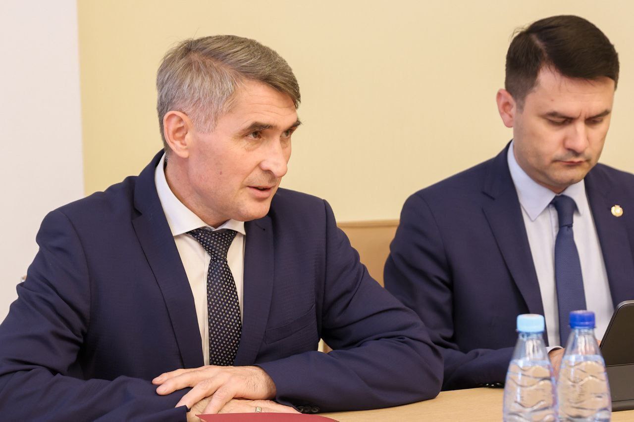 Освобожденный от должности вице-премьера – министра экономического развития Чувашии Дмитрий Краснов сообщил, что остается в команде Главы республики Олега Николаева. «Все подробности будут позже. С наступающим праздником Великой Победы!» - отметил Дмитрий Краснов.