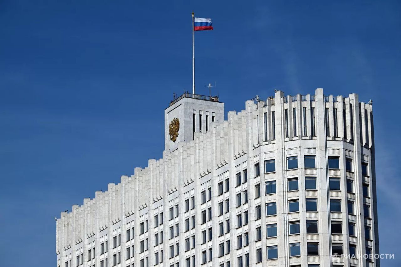 Правительство РФ распространило сбор на реконструкцию аэродромов на все авиаузлы Кабмин опубликовал постановление в котором устанавливаются правила взимания инфраструктурного сбора с авиакомпаний Размер инфраструктурного сбора за одного пассажира применительно к конкретной группе при его первоначальном установлении не может превышать 150 рублей в ценах 2025 года говорится в постановлении Теперь сбор будет взиматься со всех аэропортов а не только с тех которые находятся на реконструкции уточнили в Минтрансе По оценкам ведомства эта мера позволит сократить нагрузку на пассажиров PROtransport