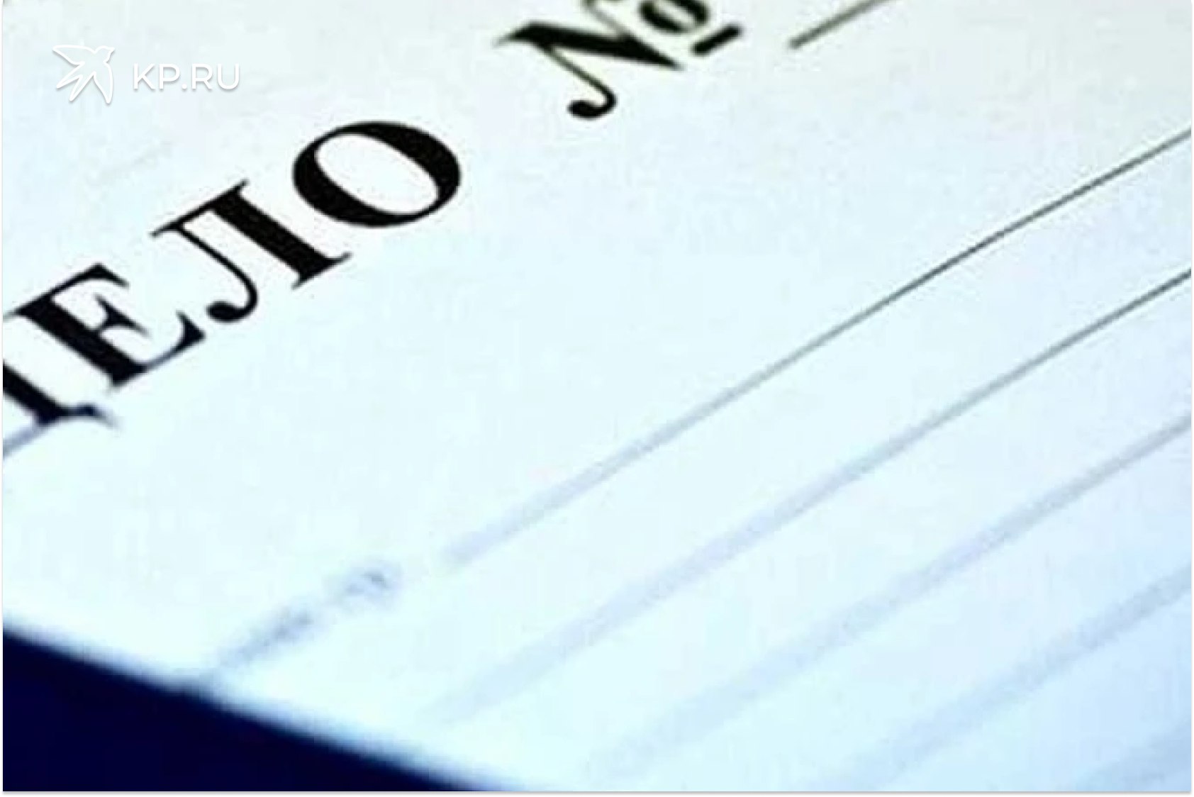 В Воронеже задержали рецидивиста отнявшего телефон за 35 тысяч рублей 29 летний ранее судимый мужчина похитил гаджет а после продажи потратил деньги на личные нужды В Воронеже полицейские задержали подозреваемого в ограблении 32 летнего местного жителя Инцидент произошел на улице Матросова где неизвестный выхватил у прохожего мобильный телефон стоимостью более 35 000 рублей и скрылся с места преступления Об этом рассказали 22 января в ГУ МВД по региону Благодаря оперативной работе сотрудников уголовного розыска личность злоумышленника была установлена Им оказался 29 летний ранее судимый житель Воронежа которого задержали по месту проживания В ходе допроса он полностью признал вину и пояснил что продал украденный телефон случайным прохожим а вырученные средства потратил на собственные нужды По факту преступления возбуждено уголовное дело по ч 1 ст 161 УК РФ Грабеж Санкция данной статьи предусматривает наказание до 4 лет лишения свободы В настоящее время подозреваемый содержится в изоляторе временного содержания решается вопрос об избрании меры пресечения