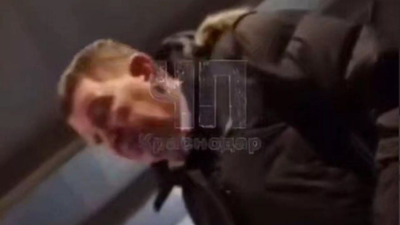 Обложил матом спасателей и вылетел с работы На Кубани уволили первого замглавы района Героем выходных стал Андрей Антоненко первый заместитель главы Калининского района Чиновник приехал в расположение спасотряда и устроил сотрудникам жесткий разнос Аргументы у начальника были весомые крики угрозы и отборная нецензурная брань Видео с выступлением быстро утекло в сеть Глава района Виктор Кузьминов перформанс подчиненного не оценил и заявил что такое поведение недопустимо Итог приказ об увольнении В соцсетях пишут что Антоненко был пьян но официально это не подтверждали С понедельника чиновник свободен от госслужбы Подписаться на kpkuban Читать нас в MAX