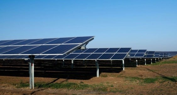 В Чечне ввели в эксплуатацию крупнейшую солнечную электростанцию Курчалоевскую СЭС мощностью 25 МВт сообщили в Юнигрин энерджи В результате общая мощность солнечных электростанций в республике вырастет в 2 7 раза до 39 2 МВт а доля солнечной генерации приблизится к 10 Поставлять электроэнергию на оптовый рынок она начнет с 1 января 2026 года Ожидается что станция будет вырабатывать 36 7 млн кВт ч в год и ежегодно снижать выбросы CO₂ на 13 тыс тонн Инвестиции в проект превысили 2 5 млрд рублей jkinvest news jkinvest