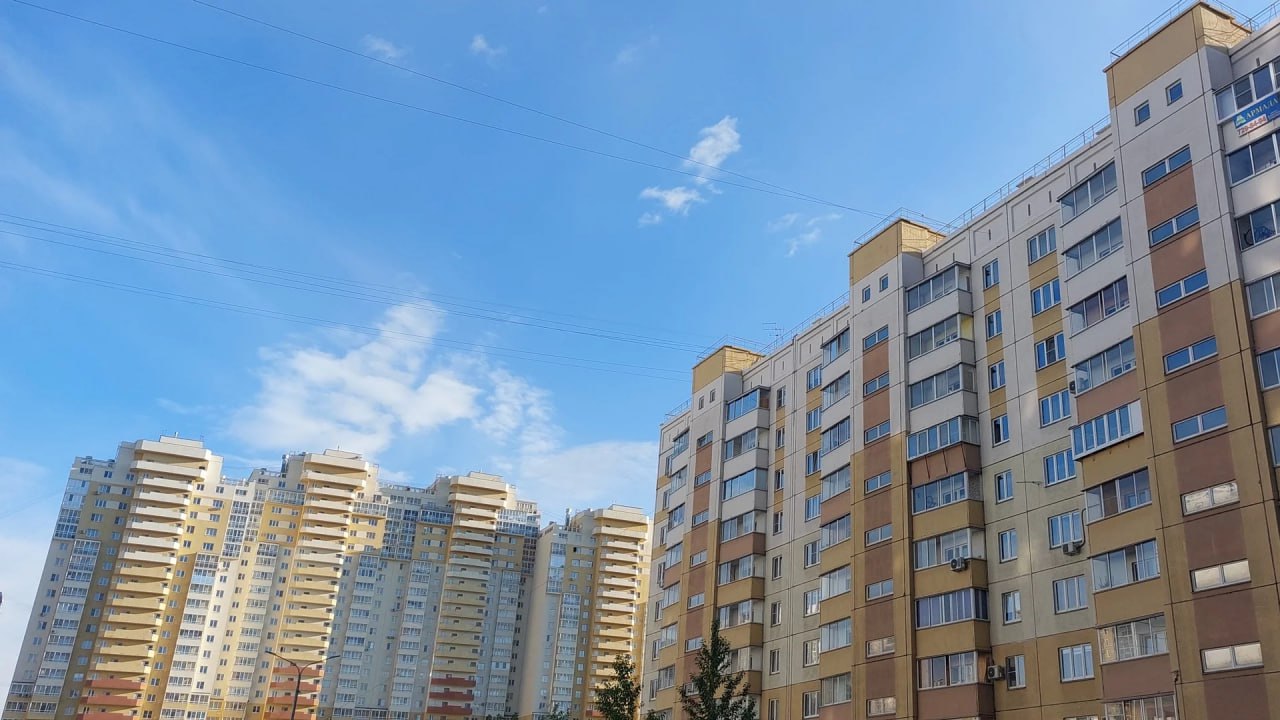 Эксперты подсчитали, сколько метров жилья можно купить на маткапитал в Челябинске Аналитики выяснили, сколько квадратных метров жилья можно приобрести на материнский капитал за первого ребенка в крупных городах России. Размер выплаты в 2025 году увеличился до 690,3 тысячи рублей. Такой суммы хватит на покупку в среднем 5,5 кв. м на вторичном рынке страны. Наиболее выгодно это можно сделать в Ульяновске, Оренбурге и Тольятти – более 7 кв. м. Наименьшую площадь маткапитал покрывает Москве – менее 2 кв. м, а также в Санкт-Петербурге и Казани – до 3,5 кв. м. Челябинск оказался на 11 стройке рейтинга. Средняя цена квадратного метра на вторичном рынке жилья в апреле составила 109,7 тысячи рублей. За год она выросла на 6,5%. С учетом этих цифр на материнский капитал в городе можно купить 6,3 кв. м жилья. Авторы исследования отмечают, что в прошлом году только треть сертификатов была потрачена на приобретение квартир. Это минимальная доля за все время программы. Маткапитал семьи стали использовать реже из-за роста цен на недвижимость. Фото: ГТРК «Южный Урал» Вести Южный Урал Челябинск