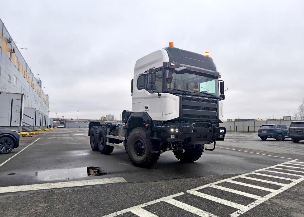 Встречайте новый гражданский БАЗ  На бывшем заводе Scania-MAN  теперь «Романов»  в Петербурге начали выпускать российские тяжелые грузовики. И это не «Китай».  Новый БАЗ 6 x 6 оснащен полностью независимыми пружинными подвесками, 11,1-литровым турбодизелем ЯМЗ-653.1 мощностью 500 л. с. с крутящим моментом 2000 Нм и механической коробкой ЯМЗ. Диапазон полных масс машины — от 13 до 36 тонн при собственной массе 13 тонн.  Кабина полностью оригинальная, каркасно-панельного типа. «Клетка» сварена из стальных труб квадратного сечения, наружные панели отформованы из композитов.  Сейчас изготавливается предсерийная партия, которую используют для сертификационных испытаний. А товарные образцы пойдут с 2025 года.    — хорош!    — я за КАМАЗ  #авто #транспорт     начинается с завода