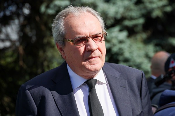 Глава СПЧ счёл провокацией совершение мусульманами демонстративных намазов в метро Данное действие также недопустимо водителям во время работы в общественном транспорте так как оно противоречит установкам подлинного ислама Такое мнение председатель Совета при президенте по развитию гражданского общества и правам человека Валерий Фадеев выразил в интервью РБК Когда в метро на грязном полу раскладывают молельные коврики начинают как бы демонстративно вызывающе молиться это противоречит на мой взгляд установкам подлинного ислама Это провокация сказал он Подписаться на Говорит Москва Telegram VK MAX