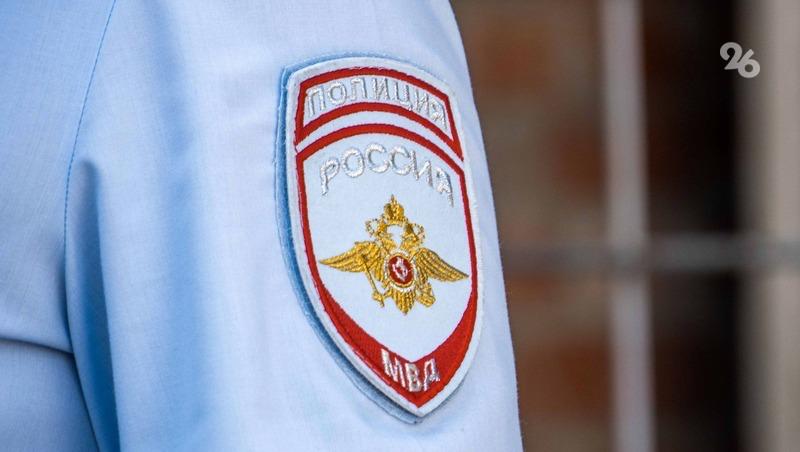 Житель Пятигорска помог полиции найти угнанный автомобиль Один из жителей курорта сообщил в полицию об угоне автомобиля, который был припаркован возле дома. Сотрудники правоохранительных органов опубликовали объявление о розыске транспорта в интернете. Благодаря этому машину заметил водитель «Газели». Он сообщил о том, что обнаружил автомобиль и проследил за ним до места остановки — там он и дождался прибытия полиции. Приехавшие на место правоохранители задержали 43-летнего мужчину, который признался в содеянном. По его словам, он увидел незапертую машину и решил покататься. Отдел дознания ОМВД России по городу Пятигорску возбудил уголовное дело. Полицейские поблагодарили водителя «Газели» и вручили ему благодарственное письмо за помощь в раскрытии преступления.