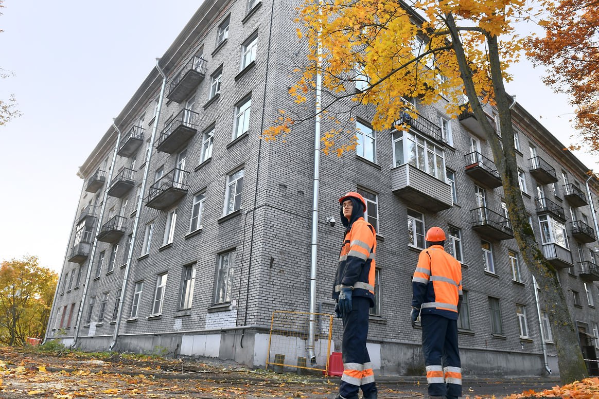 Жильцам расселенного дома рядом с провалом разрешили вернуться в квартиры Опасность для дома 29 20 по 1 му Муринскому проспекту в Санкт Петербурге устранена Жильцы начнут возвращаться в свои квартиры Такое решение приняла комиссия по предупреждению и ликвидации чрезвычайных ситуаций Выборгского района 5 ноября сообщили в пресс службе городской администрации По данным геотехнического мониторинга состояние конструкций здания стабильно все контролируемые параметры находятся в пределах допустимых значений Решение о вселении жильцов дома обратно согласовал губернатор Петербурга Александр Беглов Фото Александр Коряков Коммерсантъ kommersant sz