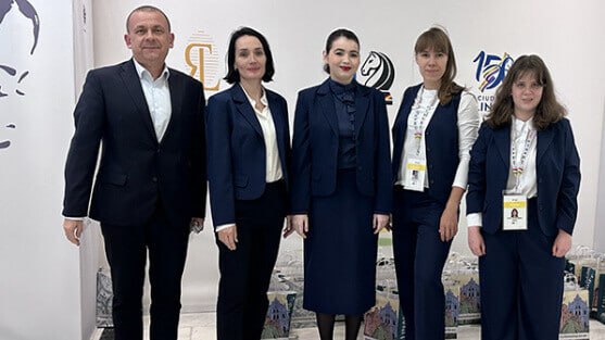 Женская сборная России по шахматам выиграла все матчи на групповом этапе и вышла в 1 4 финала командного ЧМ Сегодня россиянки Полина Шувалова Лея Гарифуллина Ольга Гиря и Анна Шухман победили Перу со счетом 3 5 0 5 До этого были повержены испанки 3 5 0 5 американки 3 1 азербайджанки 3 1 казахстанки 2 5 1 5 news matchtv Нина Боденчук Федерация шахмат России