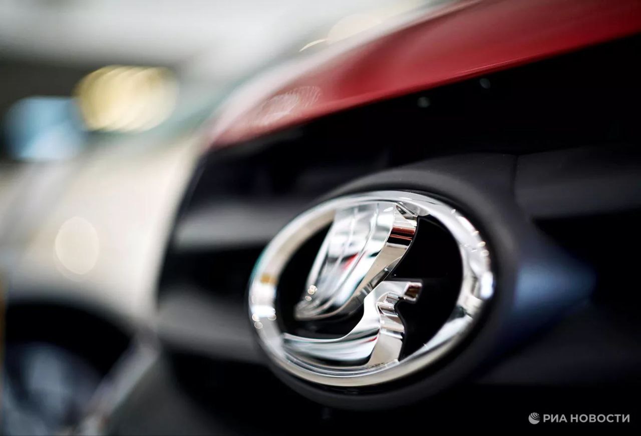 АвтоВАЗ представит свой минивэн когда авторынок России начнет оживать и сможет обеспечить спрос сообщил президент компании Максим Соколов До этого он сообщал что компания планирует представить минивэн под кодовым названием B Van на ПМЭФ в 2026 году Подписаться на РИА Новости экономика Все наши каналы