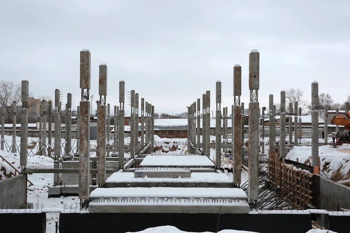 На завершение строительства больницы в Ульяновске выделят федеральные средства Правительство РФ выделило 300 млн рублей на завершение строительства инфекционного корпуса Ульяновской областной детской клинической больницы им Ю Ф Горячева Соответствующее распоряжение подписал председатель кабмина Михаил Мишустин 19 декабря 2025 года Средства из резервного фонда кабмина позволят повысить уровень готовности объекта до 93 до конца текущего года Новый корпус рассчитан на 100 коек Ульяновская областная детская клиническая больница является крупным медицинским учреждением оказывающим специализированную помощь детям в регионе Михаил Мишустин посетил больницу в 2021 году в рамках рабочей поездки Из федерального бюджета на строительство инфекционного корпуса было направлено более 2 млрд руб kommersant volga