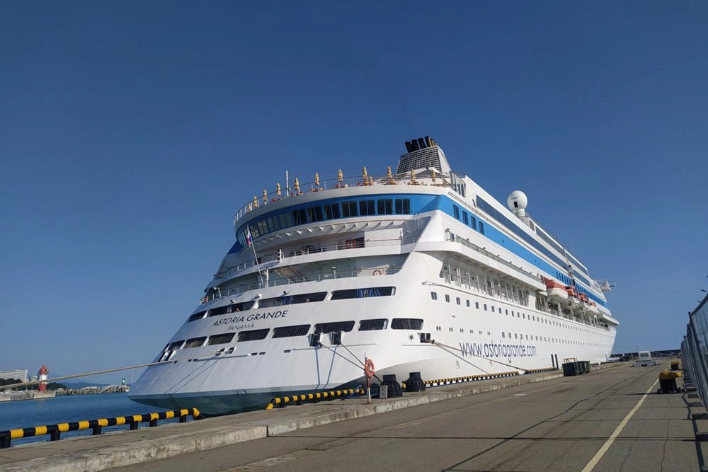 Несмотря на заявление властей Кубани о невозможности возобновления работы парома Seabridge в Трабзоне начали продавать билеты на рейс в Сочи 7 декабря Как выяснилось накануне гендиректор компании СВС Шиппинг заявил журналистам что пассажирские перевозки парома Seabridge между портами турецкого Трабзона и Сочи намечено возобновить с 7 декабря И якобы продажа билетов на этот рейс уже стартовала Однако власти Кубани заявили сегодня что в регионе отрицают возможность в ближайшее время возобновления спустя 14 лет паромного сообщения между Трабзоном и Сочи Еще раз подчеркивается что морской пункт пропуска через границу не укомплектован необходимым оборудованием что повышает уязвимость системы пограничного контроля и может создать риски провоза опасных и запрещенных материалов Более того в комментарии пресс службы администрации Кубани отдельно подчеркивается что обращений по новой попытке совершения рейса в морской порт Сочи не поступало Позиция надзорных органов и служб отвечающих за безопасность тоже не изменилась это отрицательная оценка возможности возобновления паромного сообщения rgkuban