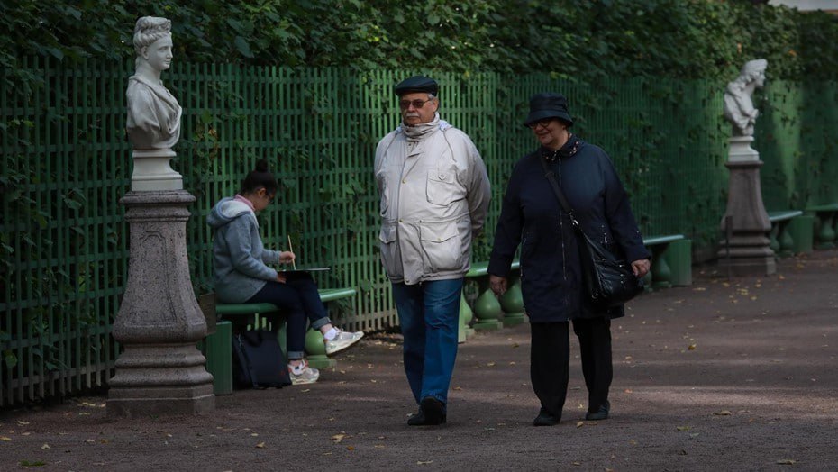 Петербургскую карту "Серебряный возраст" планируют запустить по всей России  Соответствующее предложение первый зампред комитета Госдумы по просвещению направила министру труда России Антону Котякову. Как гласит обращение, карту "Серебряный возраст" смогут получить все граждане РФ вне зависимости от места регистрации. Лантратова попросила рассмотреть предложение и включить карту в перечень мер социальной поддержки граждан старшего возраста.  Карта предоставит ежегодное пополнение баланса на сумму 5 тыс. рублей, открывая возможность посещения учреждений культуры за символическую плату. При этом за каждым субъектом России будет сохраняться право самостоятельного утверждать перечень учреждений, на которые будет распространяться действие.  Автор фото: Сергей Коньков