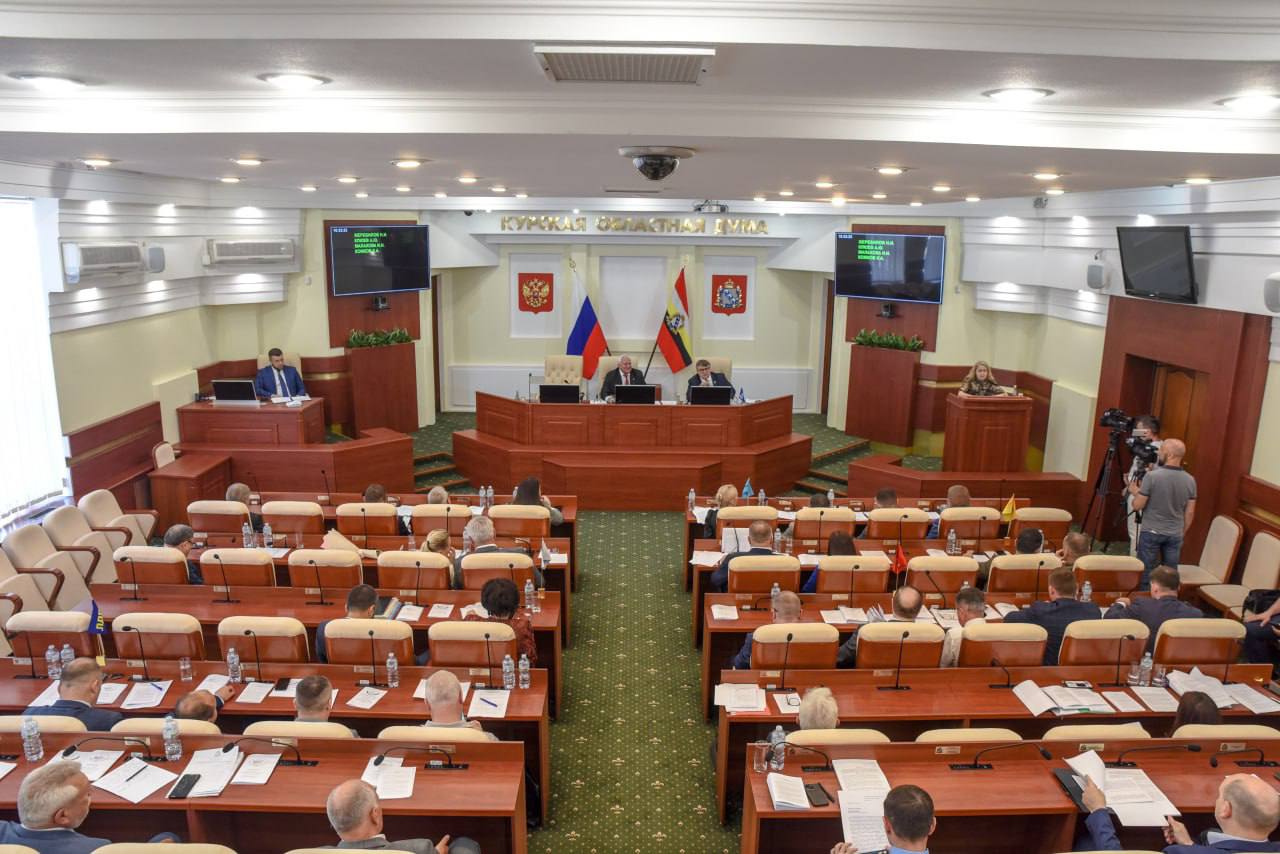 Также депутаты поддержали два законопроекта, внесённые Александром Хинштейном Первый - квотирование рабочих мест для участников СВО. Организации, где трудятся более 100 человек, должны выделить для этой категории не менее 1,2% от общего числа рабочих мест. Второй – внесены изменения в региональный закон о бесплатном предоставлении земельных участков в собственность. Теперь такое право предоставлено военнослужащим и тем, кто имеет награды за заслуги, проявленные в ходе отражения вооружённого вторжения на территорию РФ, но не наделён статусом участника СВО. – Эти меры — один из шагов на пути к полноценной поддержке тех, кто рискует своей жизнью ради безопасности нашей страны, – отметил врио губернатора.