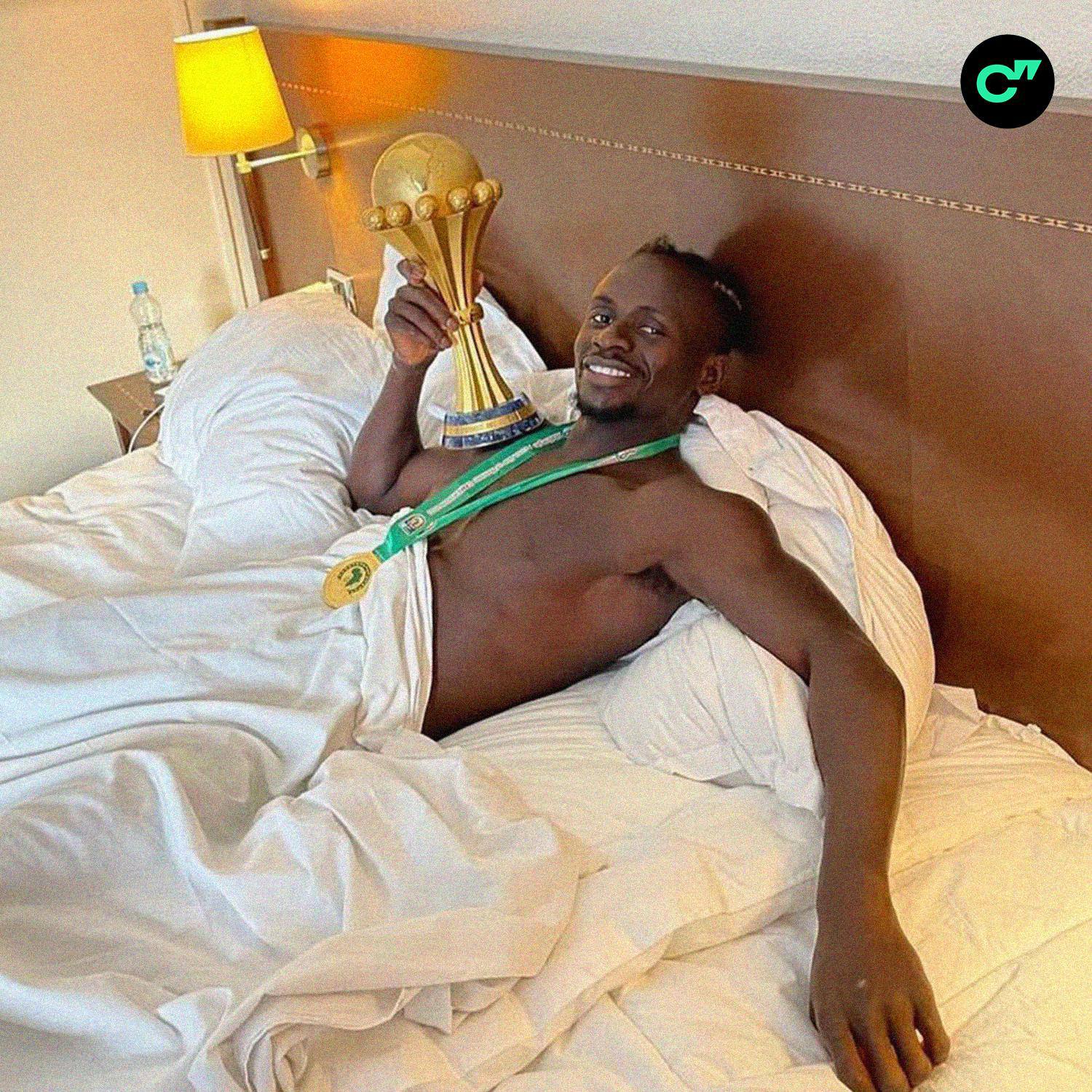 Президент Сенегала подарил игрокам сборной земельные участки по 1500 м² на побережье Дакара и выписал премии 115 тысяч евро каждому за победу на Кубке Африки Вы выиграли проявив серьезность и уважение и никогда не забывали кого вы представляете Земельные участки и премии также получили представители Сенегальской футбольной федерации и сотрудники Министерства спорта страны обеспечил и жен и футболистов Все рекорды сезона в приложении ГОЛ