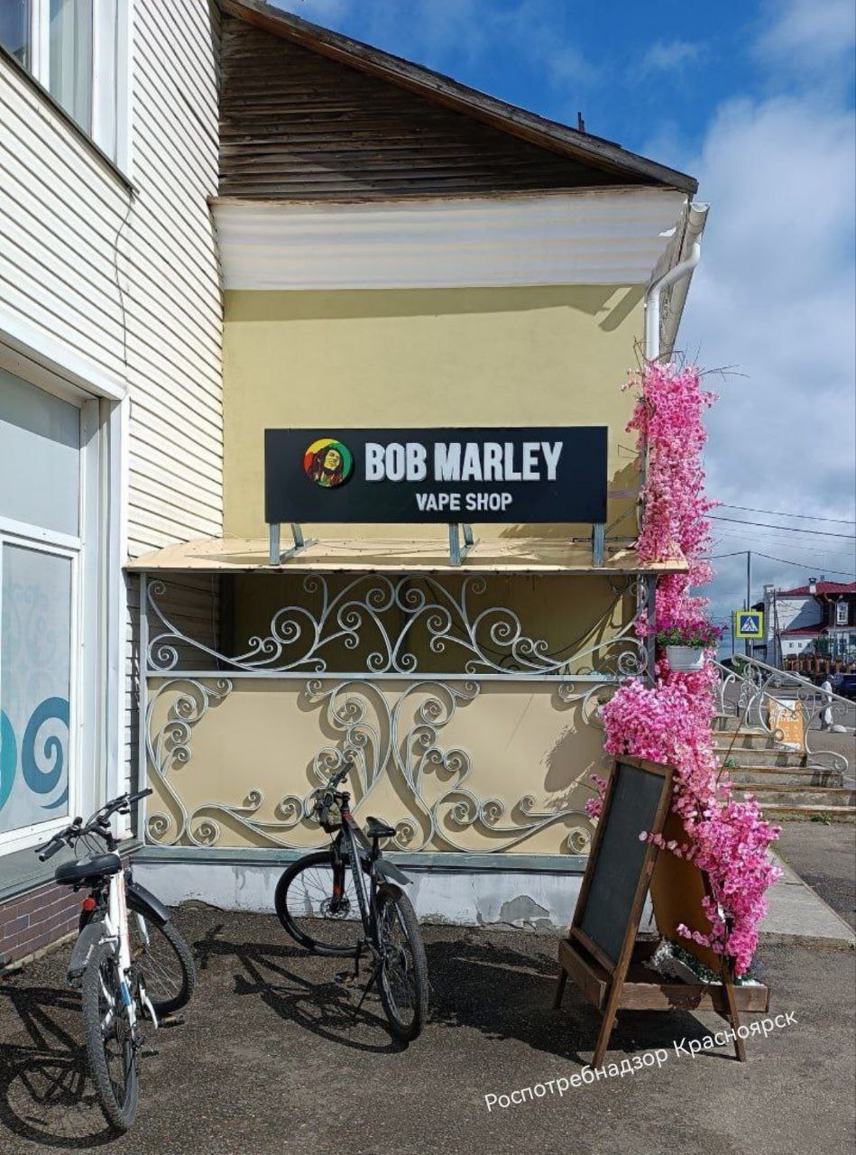 Предприниматель обязан прекратить продажу табачной продукции вблизи спортивной школы В наш адрес поступила информация о том что в Енисейске в непосредственной близости от МБУ Спортивная школа осуществляется продажа табачной продукции Проверка показала что расстояние от магазина BOB MARLEY VAPE SHOP до спортивной школы составляет 86 5 метров Таким образом нарушается требование законодательства согласно которому запрещено торговать табачной продукцией на расстоянии менее 100 м от детских образовательных учреждений Управлением Роспотребнадзора был подготовлен иск в суд о запрете такой розничной торговли   Суд поддержал позицию Управления и удовлетворил исковые требования  действия ИП Николаева В А признаны противоправными в отношении неопределенного круга потребителей  индивидуальный предприниматель обязан прекратить реализацию табачной продукции магазине BOB MARLEY VAPESHOP расположенном по ул Бабкина в Енисейске Отметим что работа в этом направлении ведётся нами постоянно Если у вас есть информация о продаже табачной продукции вблизи школ либо детских садов обращайтесь в наш адрес Будем принимать исчерпывающие меры в отношении нарушителей   Роспотребнадзор Красноярск