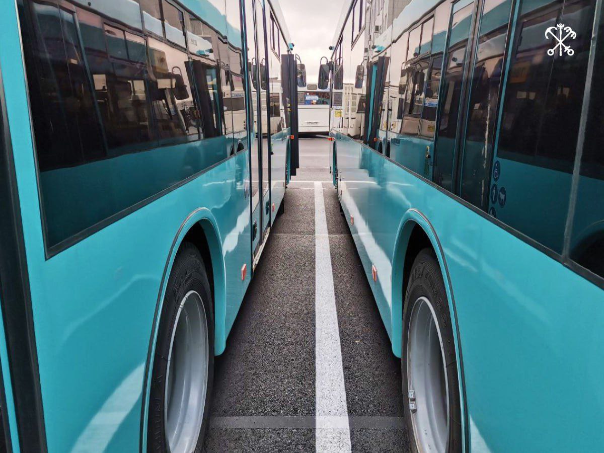 293 новых дизельных автобуса большого класса появятся на улицах Петербурга до конца этого года. Обновление машин идёт даже с некоторым опережением сроков, так что средний возраст городского автобуса на любом маршруте уже в ближайшее время будет не больше 3.6 лет, — это, кажется, абсолютный рекорд за всю историю общественного транспорта Северной столицы.     И всё в рамках бюджета: только в этом году на новые автобусы потратят 5.7 млрд рублей.     Правительство Санкт-Петербурга.
