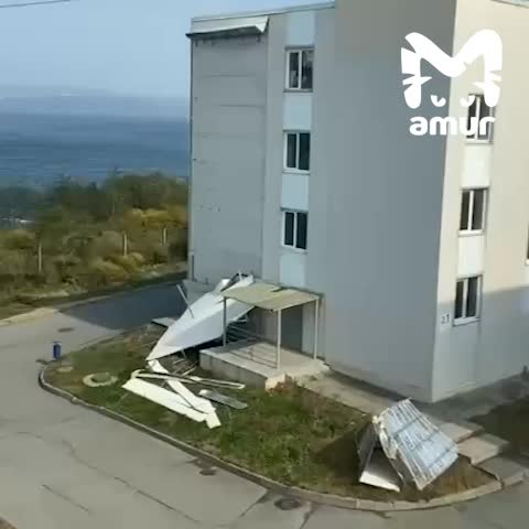 Сильный ветер во Владивостоке повредил фасады зданий ДФУ