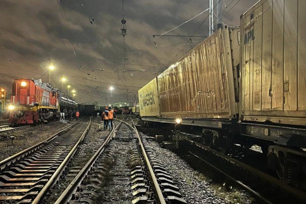 Вагон грузового поезда сошел с рельсов в Петербурге  Северо-Западная транспортная прокуратура проводит проверку после схода вагона грузового поезда на станции Санкт-Петербург-Сортировочный-Московский, сообщает пресс-служба ведомства.   Происшествие случилось накануне вечером на путях необщего пользования. Никто не пострадал, сейчас станция работает в штатном режиме.  Прокуратура оценит исполнение законодательства в сфере безопасности движения и эксплуатации железнодорожного транспорта.    Telegram-канал Северо-Западной транспортной прокуратуры