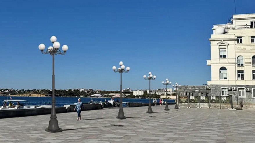 Архсовет выбрал облик фонарей на Приморском бульваре Предпочтение отдали круглым светильникам которые крепятся на массивных чугунных опорах Традиционно поспорили по поводу цвета опор черный или серый и пока отравили проект на доработку Будет проработано несколько вариантов тумб и декоративных элементов уточнены технические требования к влагозащите и используемым материалам а также проведён отбор подрядной организации с акцентом на опыт изготовления долговечных морозо и коррозионностойких изделий подытожил и о замгубернатора Максим Жукалов Что получится в итоге узнаем на следующем заседании АХС ForPost ForPost в MAX