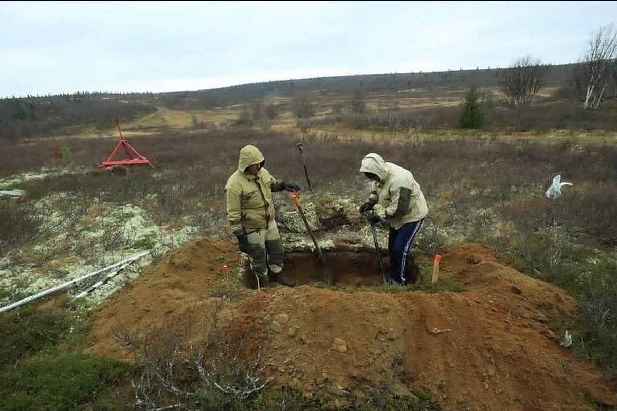 Осколки кварца указали на стоянку эпохи неолита в  Заполярье  В Ловозерском районе Мурманской области, на террасе между рекой Йоканьгой и озером Кетьозером, найдена стоянка древних людей эпохи неолита  нового каменного века , датируемая 5-3 тысячелетием до нашей эры.